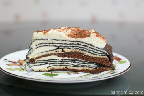 ティラミスミルクレープ(チョコチップ入り)【ローソン】断面図