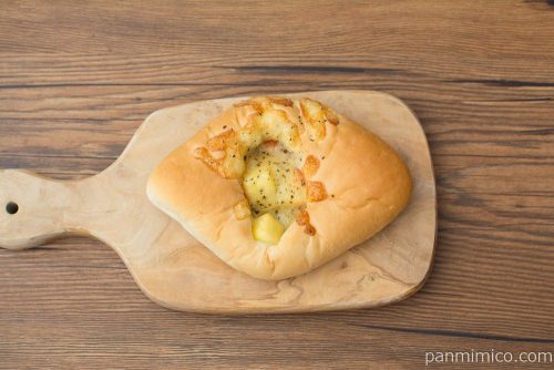 マチノパン レンジDEチーズココット トマト【ローソン】上から見た図