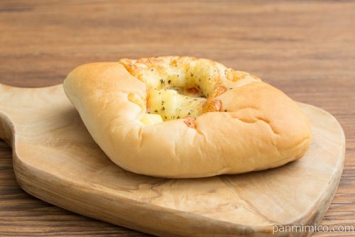 マチノパン レンジDEチーズココット トマト【ローソン】横から見た図