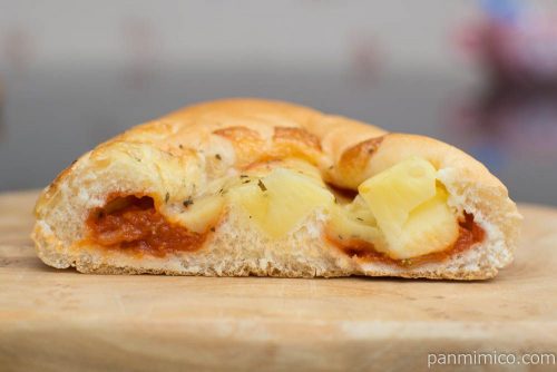 マチノパン レンジDEチーズココット トマト【ローソン】断面図