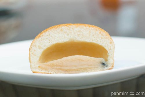 タピオカミルクティー風味クリームパン(4)【ヤマザキ】断面図