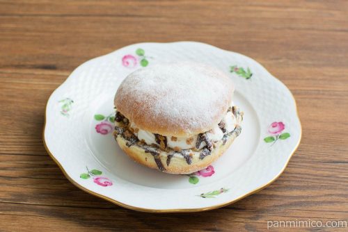 冷やして食べるドーナツバーガー(カスタード&ホイップ)ファミマ横から見た図