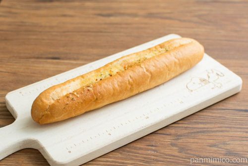 マチノパン　オリーブオイルとバターのガーリックフランス 【ローソン】横から見た図