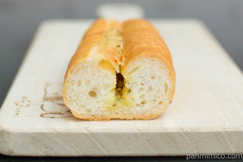 マチノパン　オリーブオイルとバターのガーリックフランス 【ローソン】断面図
