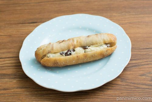 ベーカリーニード　ラムレーズンサンド　横から見た図