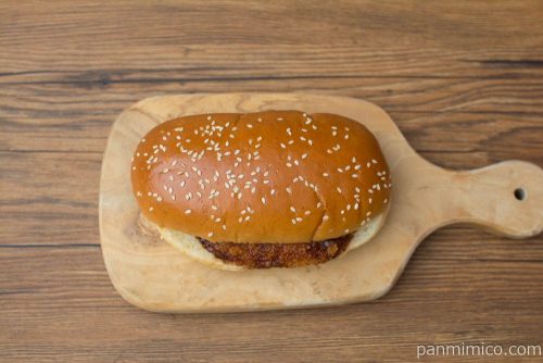 濃厚ソース仕立ての鶏メンチサンド【セブンイレブン】上から見た図