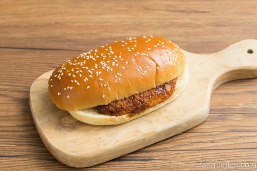 濃厚ソース仕立ての鶏メンチサンド【セブンイレブン】横から見た図