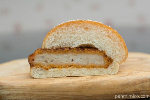 濃厚ソース仕立ての鶏メンチサンド【セブンイレブン】断面図