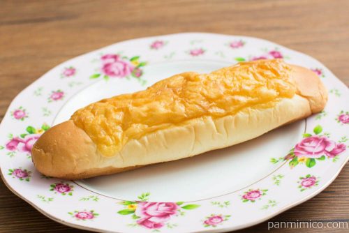 おいしいシューロール ルビーチョコ＆ホイップ【Pasco】横から見た図