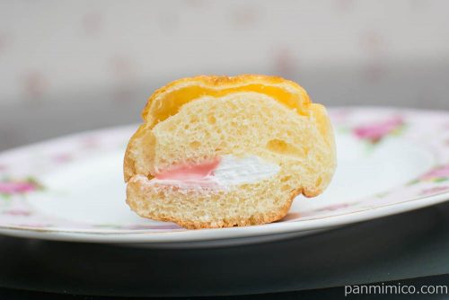 おいしいシューロール ルビーチョコ＆ホイップ【Pasco】断面図