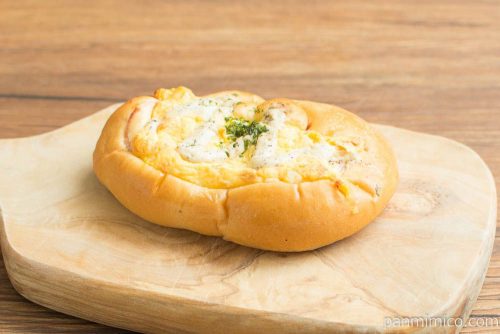 NL　大麦のハムたまごロール【ローソン】横から見た図