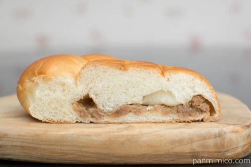 肉キュウみたいなぱん【ローソン】断面図