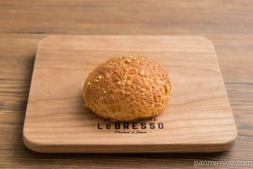 大麦のサラダチキンパン(シーザーサラダ味)2個入【ローソン】横から見た図