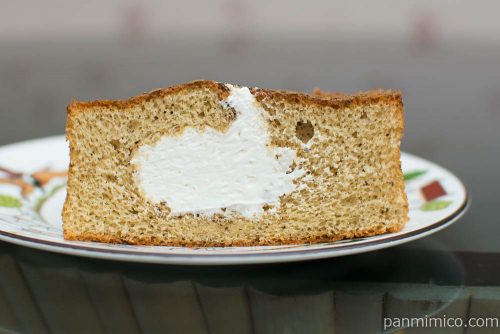 アールグレイシフォンケーキ（ミルクホイップクリーム）【ファミマ】断面図