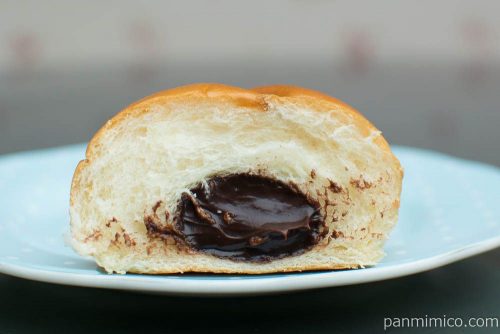 生チョココロネ【ファミリーマート】断面図