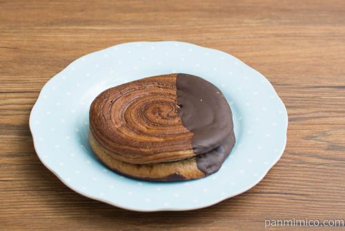 うず巻きチョコサンド【タカキベーカリー】横から見た図