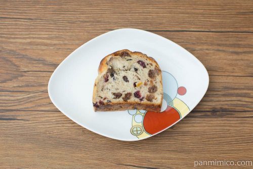 パウンドブレッド（フルーツ）【ファミリーマート】上から見た図