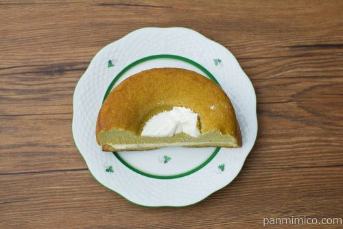抹茶シフォンサンド(黒みつフィリング入りキャラメルクリーム)【ヤマザキ】上から見た図