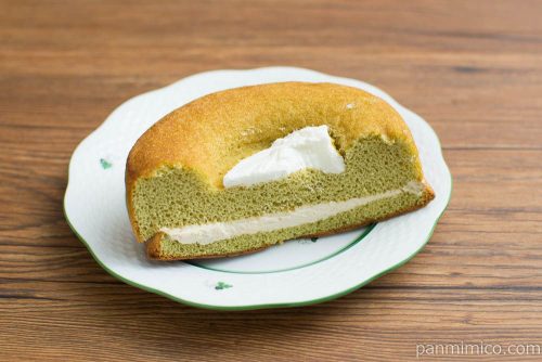 抹茶シフォンサンド(黒みつフィリング入りキャラメルクリーム)【ヤマザキ】横から見た図