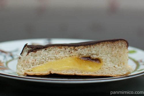 チョコがけプリン風クリームパン【Pasco】断面図