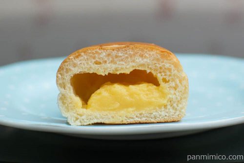 クリームを味わうクリームパン【ファミリーマート】断面図