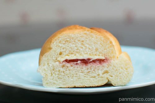 ふわっとしたコッペ　いちごジャム＆マーガリン【ローソン】断面図