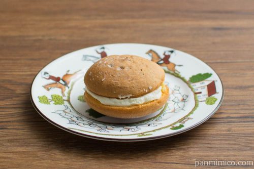 生ブッセ　-生ブッセ　(チーズ＆カスタード)-【ローソン】横から見た図