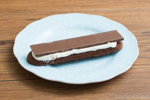 パキッと板チョコ&クッキーサンド【ファミリーマート】横から見た図