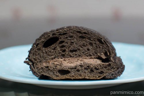 生チョコホイップメロンパン【セブンイレブン】断面図