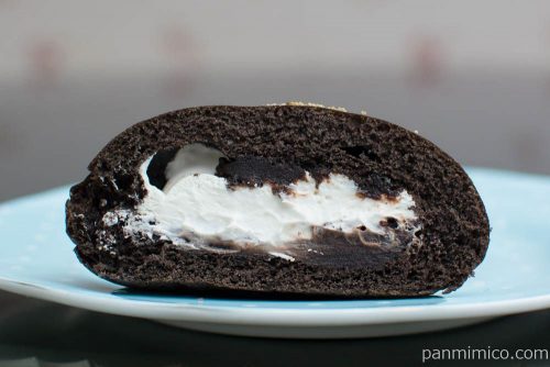 チョコあんぱん（ホイップクリーム入り）【ファミリーマート】断面図
