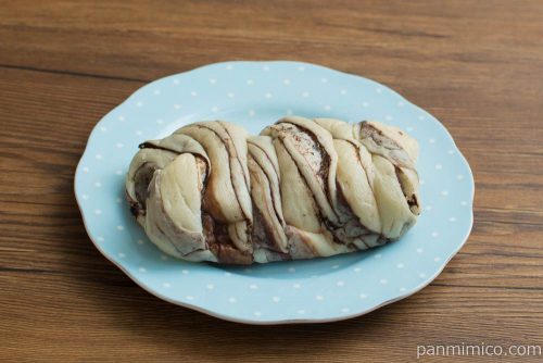 もちもちとしたダブルチョココルネ（生チョコ＆ホイップ）【ローソン】横から見た図