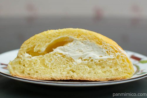 こだわりのメロンパン（バター風味ホイップ）【ファミリーマート】断面図