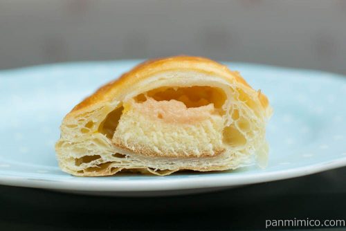 ケーキを包んだパイ(いちごカスタード)【神戸屋】断面図