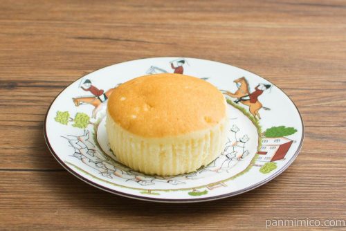 チーズリッチ蒸しケーキ　ラムレーズン入【ローソン】横から見た図