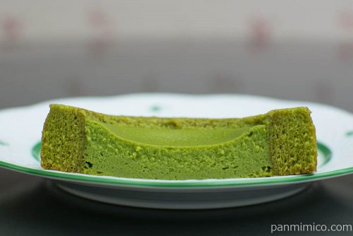 旨み抹茶チーズケーキのバウム【ファミリーマート】断面図