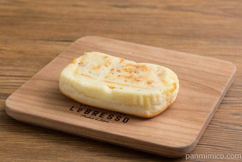 ポテトとチーズハムパン【ローソン】横から見た図