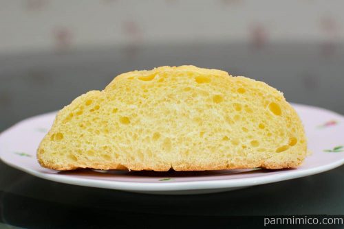 塩バターメロンパン【ヤマザキ】断面図