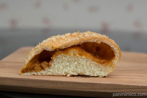 まろやかバターチキンカレーパン【神戸屋】断面図