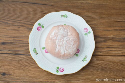 白桃果肉の入ったももクリームパン【ファミリーマート】上から見た図