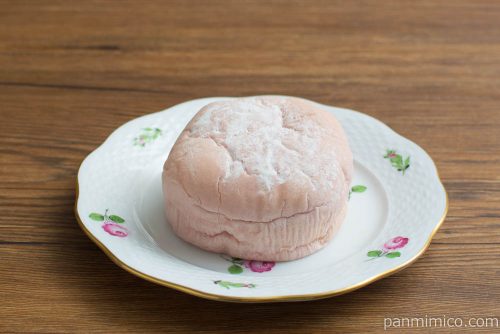 白桃果肉の入ったももクリームパン【ファミリーマート】横から見た図