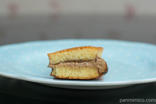 香ばしいクッキーのクリームサンド（コーヒー）【ファミリーマート】断面図