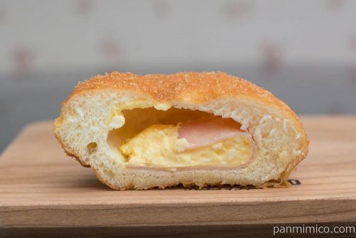 ロースハム＆たまごドーナツ【ファミリーマート】断面図