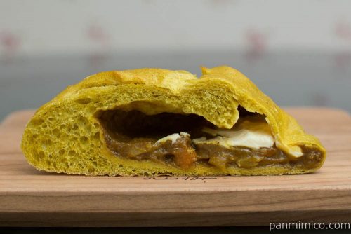 ブーランジェリーミヤタ＆KOBE 1er Bakery Market　チーズインカレー　断面図