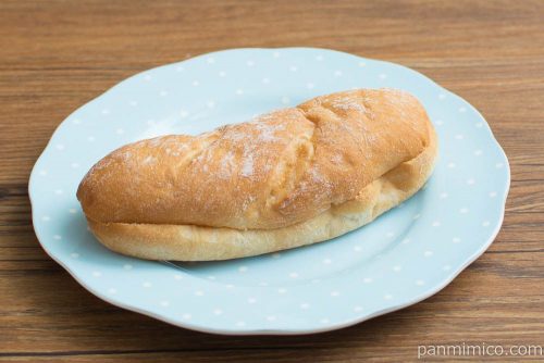 フランスパン（カスタード）【ファミリーマート】横から見た図