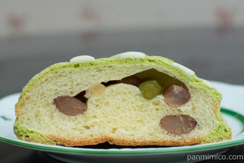 お抹茶ぱん（3種のお豆）【ヤマザキ】断面図