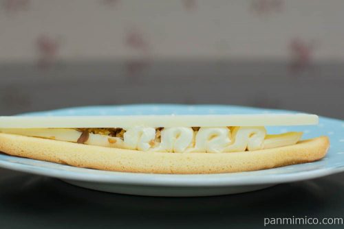 パキチョコ＆ラングドシャサンド（チーズ）【ファミリーマート】断面図