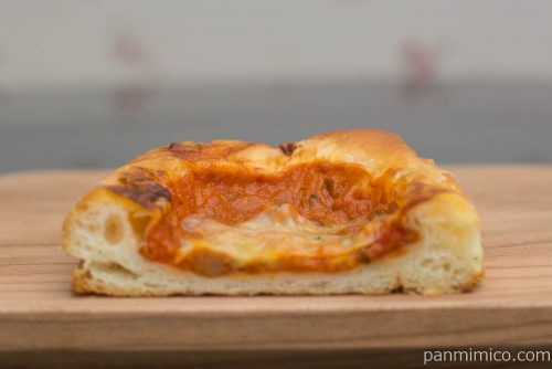 グリル野菜とミートソースのデニッシュ【ローソン】断面図