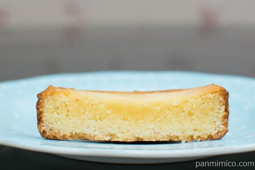 3種の食感を楽しむレモンチーズタルト【ファミリーマート】断面図