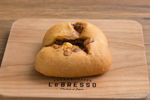 四角いキーマカレーパン【ローソン】横から見た図