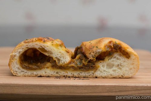 四角いキーマカレーパン【ローソン】断面図